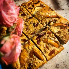 Пирог с изюмом и грецким орехом