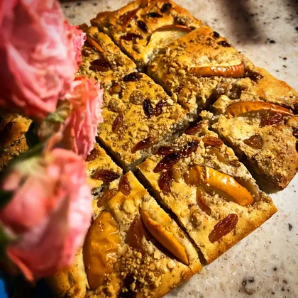 Пирог с изюмом и грецким орехом