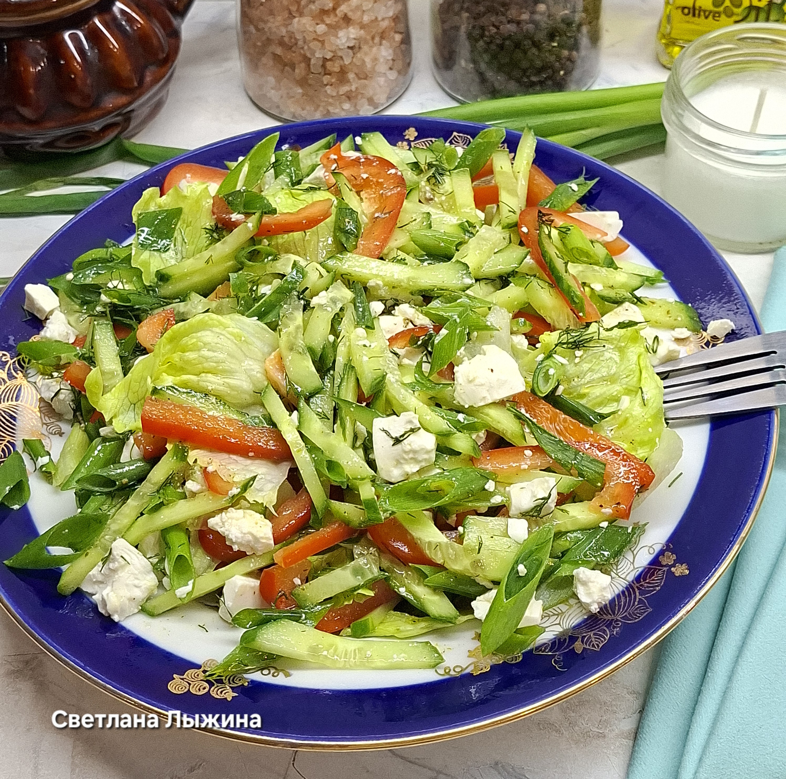 Салат с айсбергом, болгарским перцем и огурцом