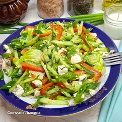 Салат с айсбергом, болгарским перцем и огурцом