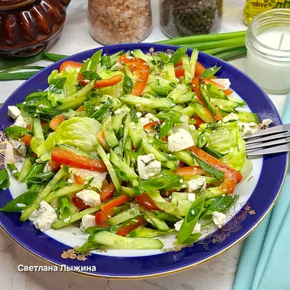 Салат с айсбергом, болгарским перцем и огурцом