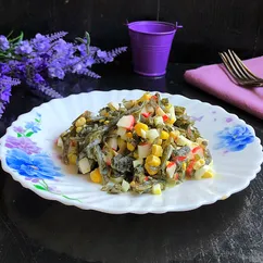 Салат с крабовыми палочками и морской капустой