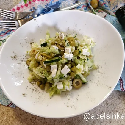 Капустный салат с огурцами и оливками