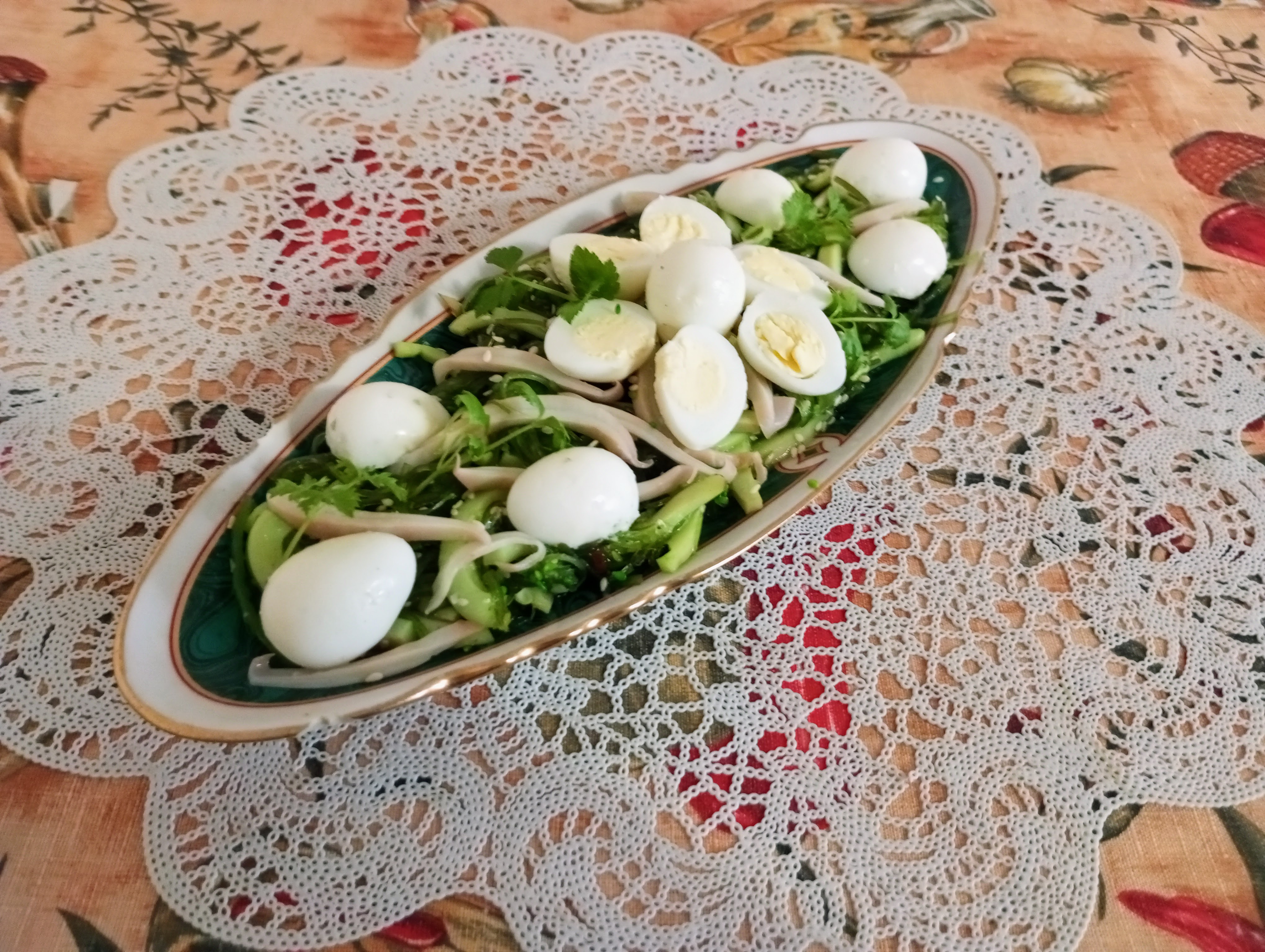 Салат Чука с кальмарами и перепелиными яйцами