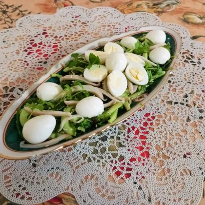Салат Чука с кальмарами и перепелиными яйцами