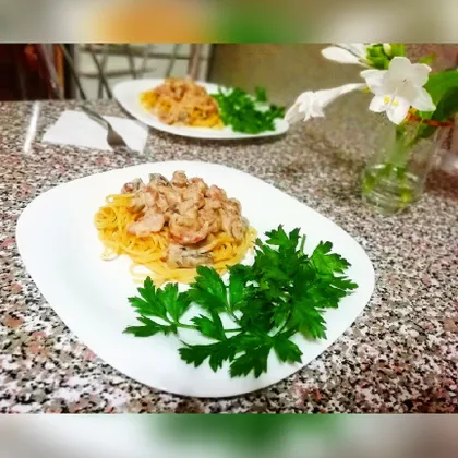 Спагетти с курицей и грибами под сливочным соусом 🍝