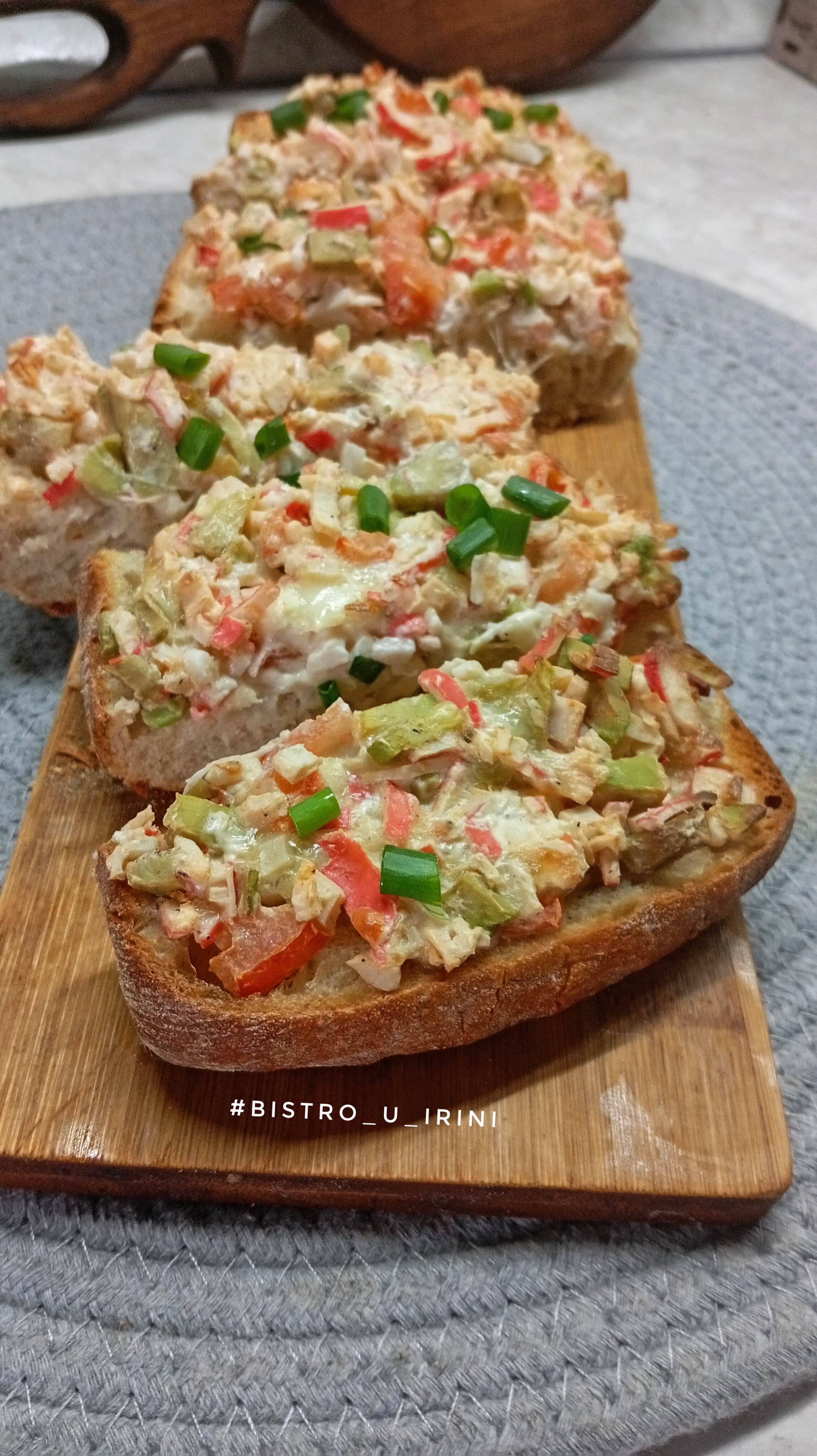 Брускетты с крабовыми палочками и авокадо