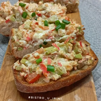 Брускетты с крабовыми палочками и авокадо