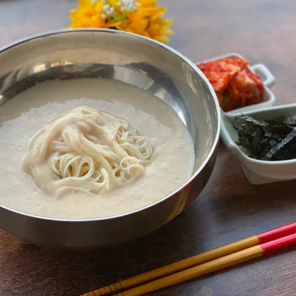 Летняя корейская лапша суп из соевых бобов (콩국수)