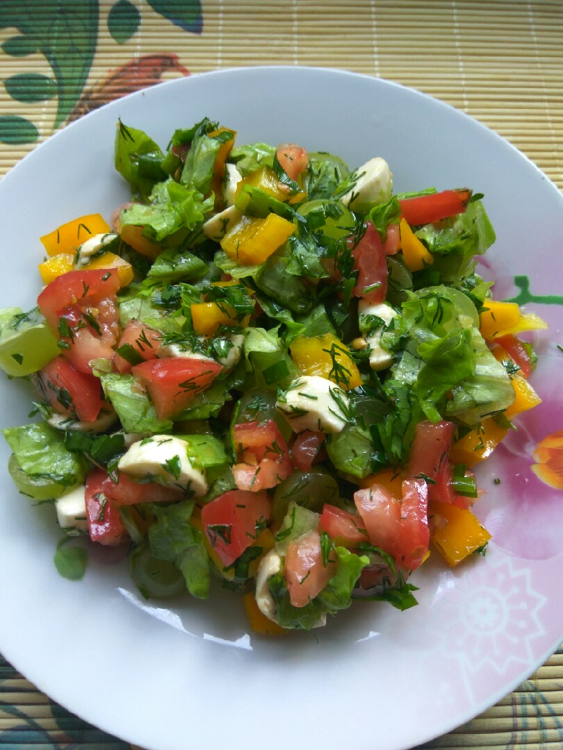 Салат с моцареллой и виноградом