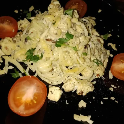 Спагетти в сливочном соусе с грибами и куриным филе
