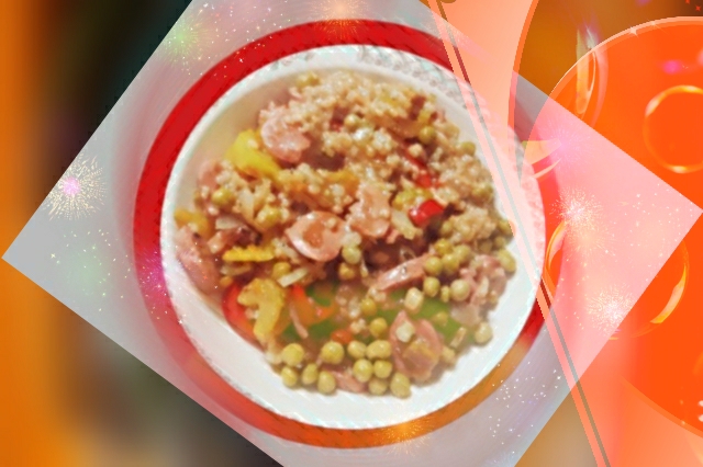 Рис, сосиски, овощи, соус