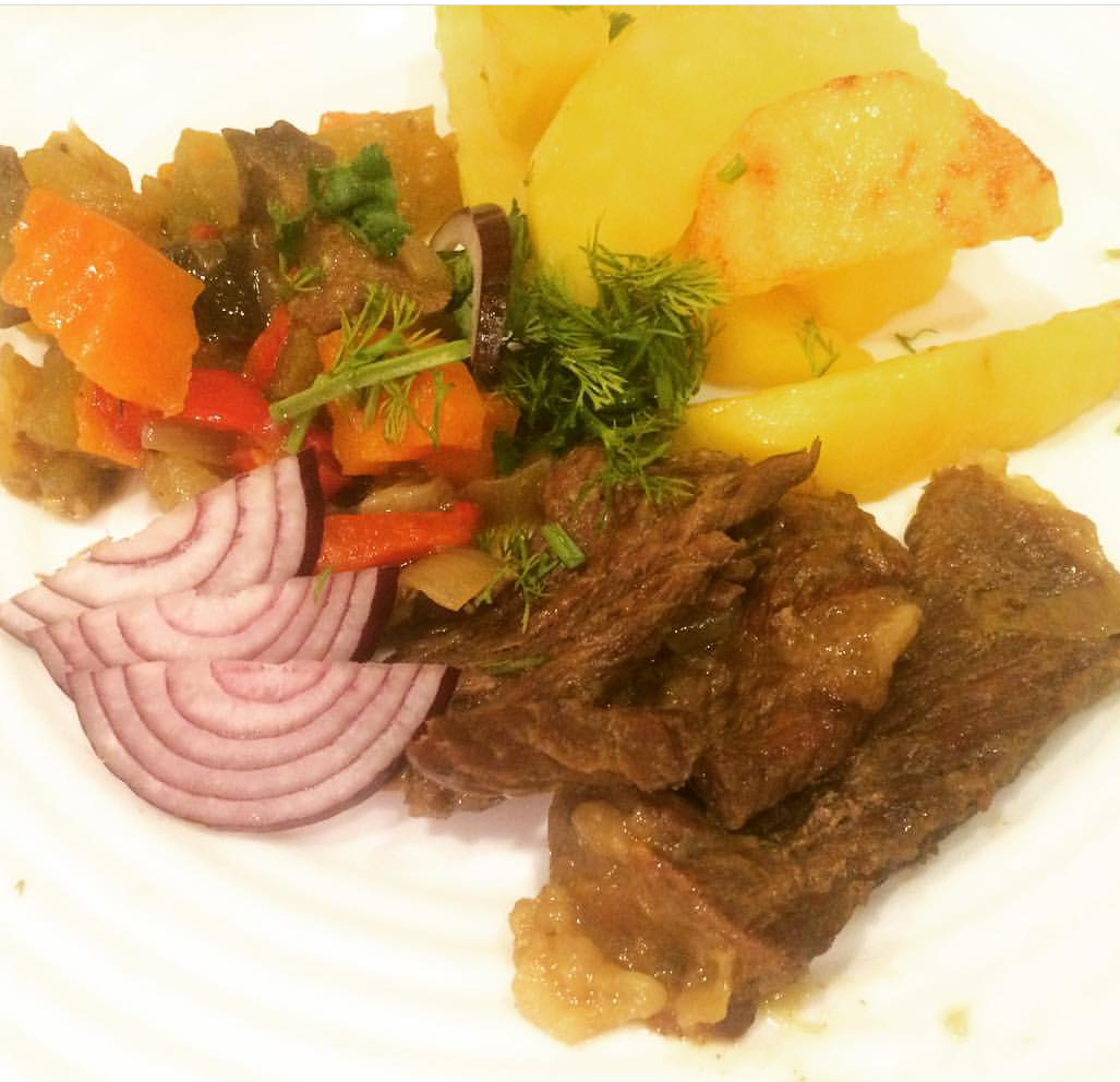Мясо с овощами в духовке
