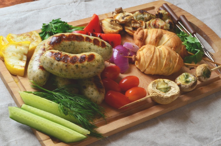 Домашний пикник с колбасками-гриль круглый год