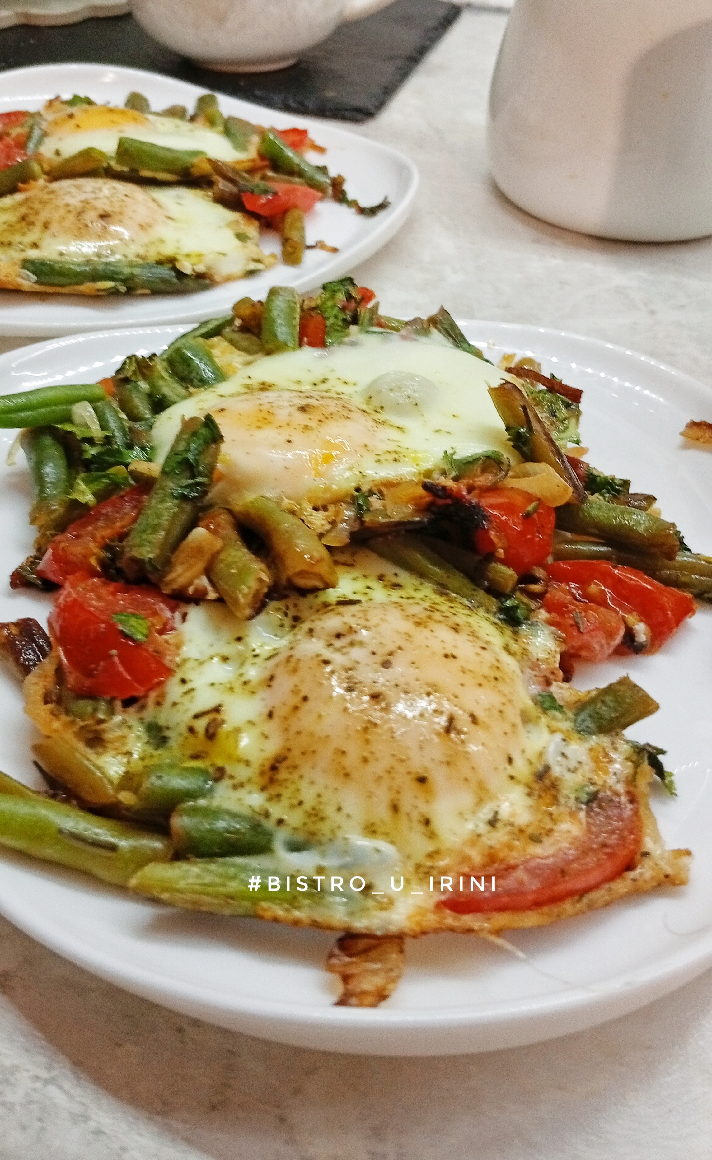 Глазунья с фасолью в грузинском стиле