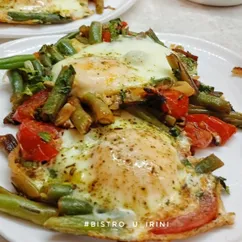 Глазунья с фасолью в грузинском стиле