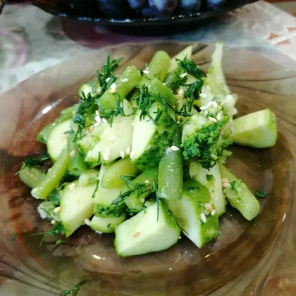 Салат с брокколи, стручковой фасолью и огурцами