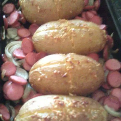 Запечённая картошка с сосисками
