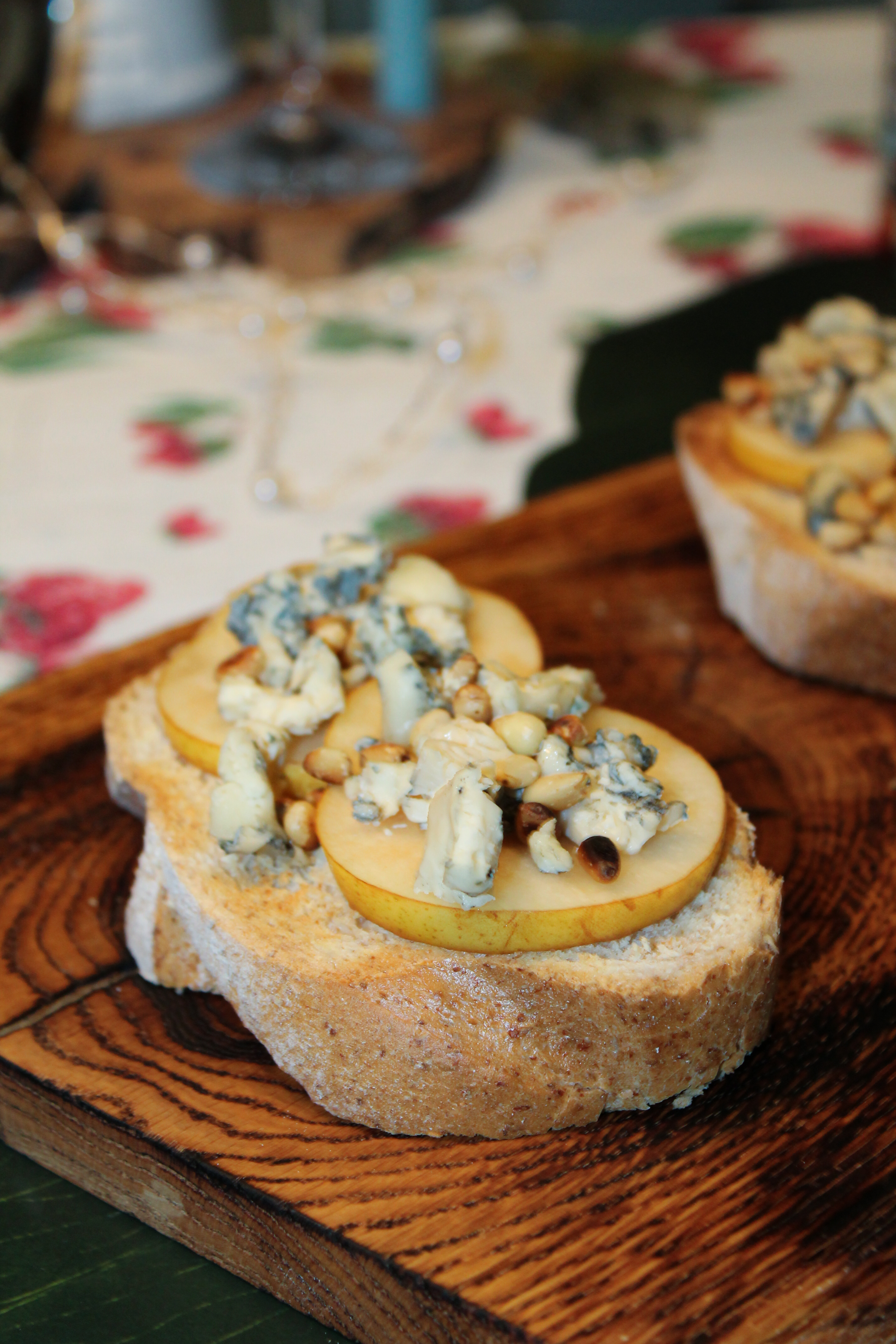 Брускетта с грушей и дорблю 