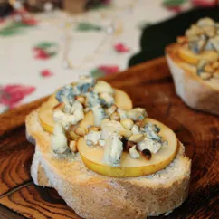 Брускетта с грушей и дорблю 