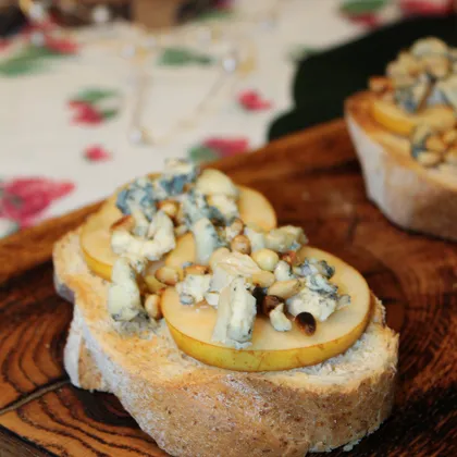 Брускетта с грушей и дорблю