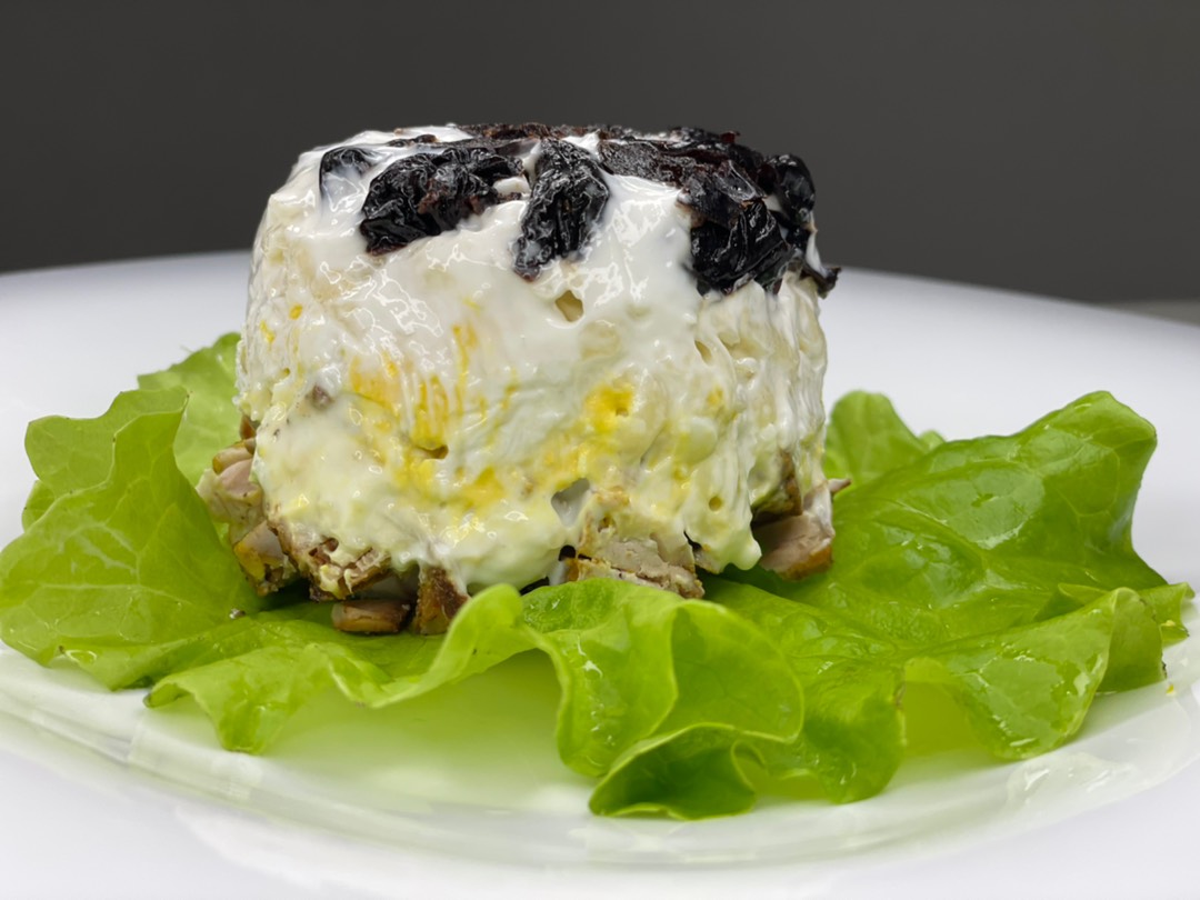 Слоеный салат с курицей, черносливом, шампиньонами и грецким орехом. Рецепт с фото