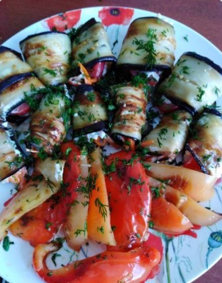 Рулетики из баклажан с начинкой
