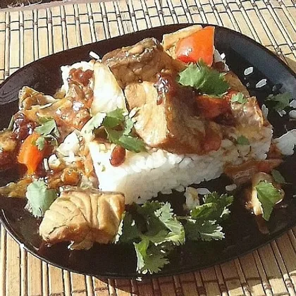 Филе лосося с овощами в сливочно—соевом соусе