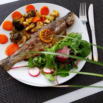 Рыба с овощами, запечённая в духовке и зелень