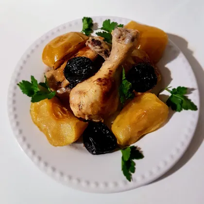 Курица с черносливом и яблоками запеченная в духовке