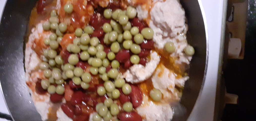 Куриное мясо с лобио фасолью и зеленым горошком