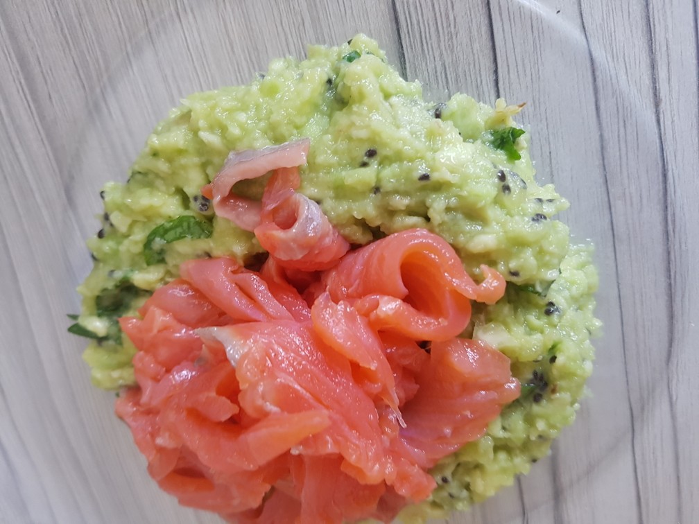 Тартар из авокадо с форелью