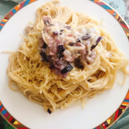 Спагетти карбонара с красным луком