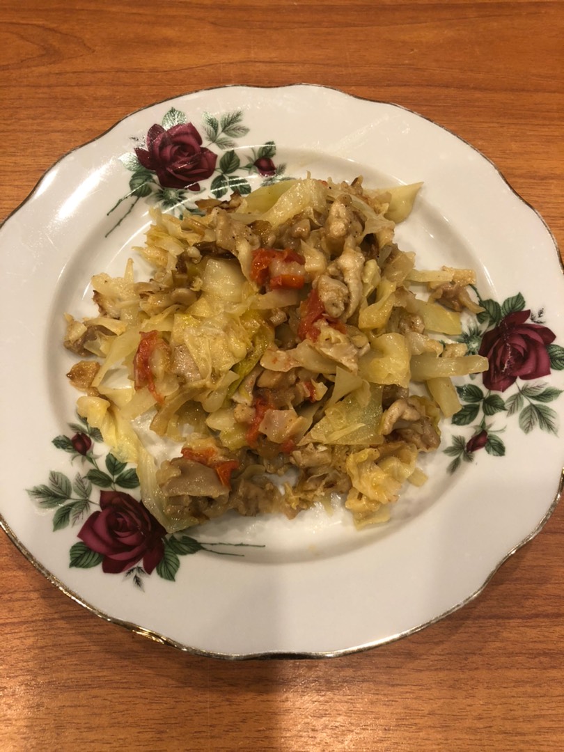 Тушёная капуста с курочкой и грибами