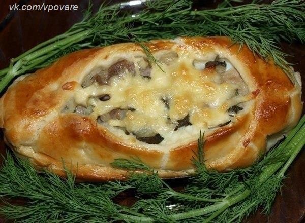 Лодочки из слоеного теста с картофелем, мясом и огурчиками