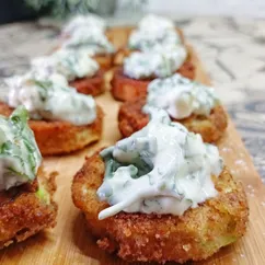 Кабачковые медальоны со сметанно-чесночной заправкой