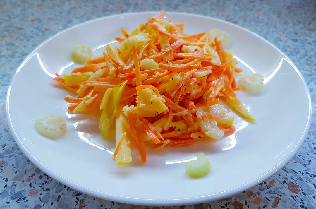 Слоёный салат с морковью, сыром, яйцами и яблоками: рецепт - Лайфхакер