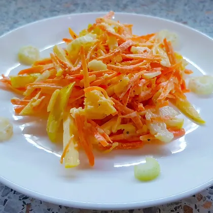 Салат, морковью, яблоком и сыром