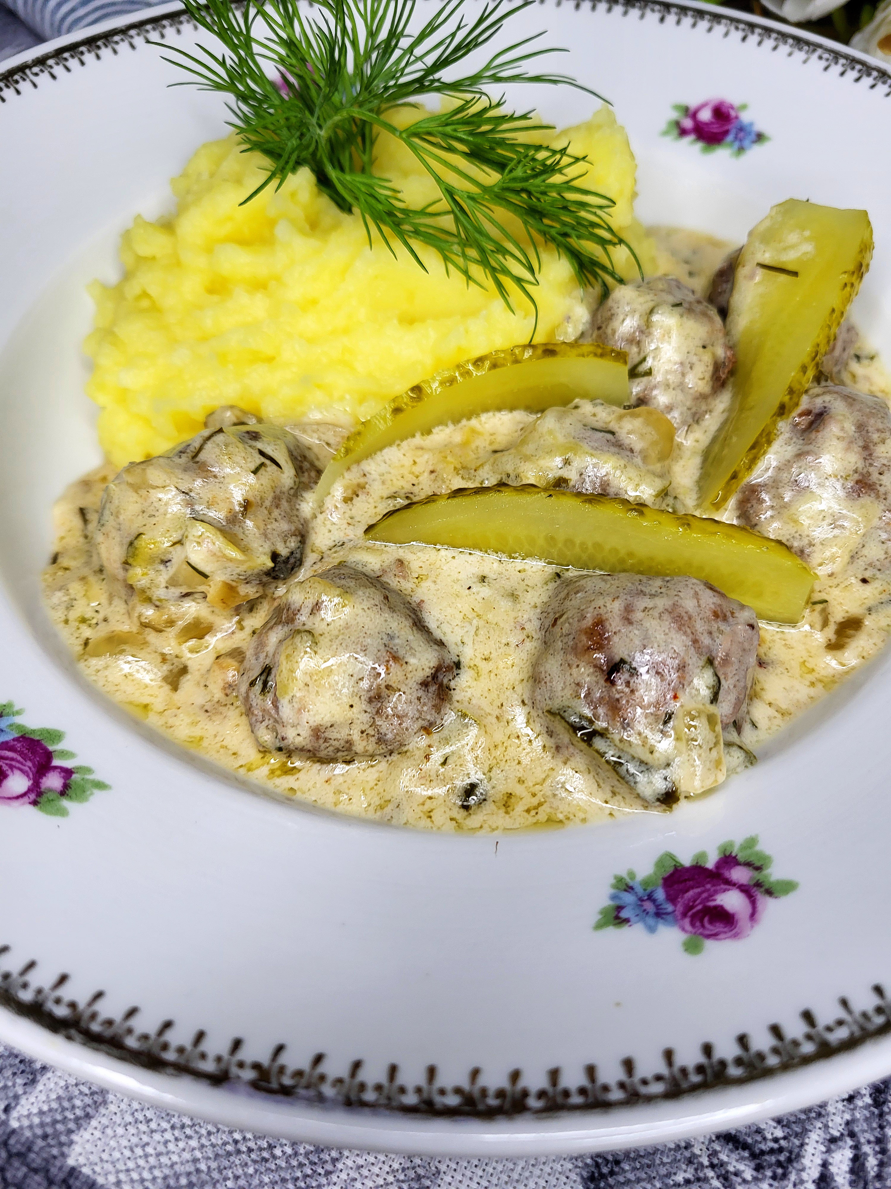 Фрикадельки в соусе с маринованными огурцами 