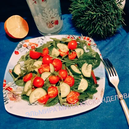 Салат с рукколой, помидорами и огурцами