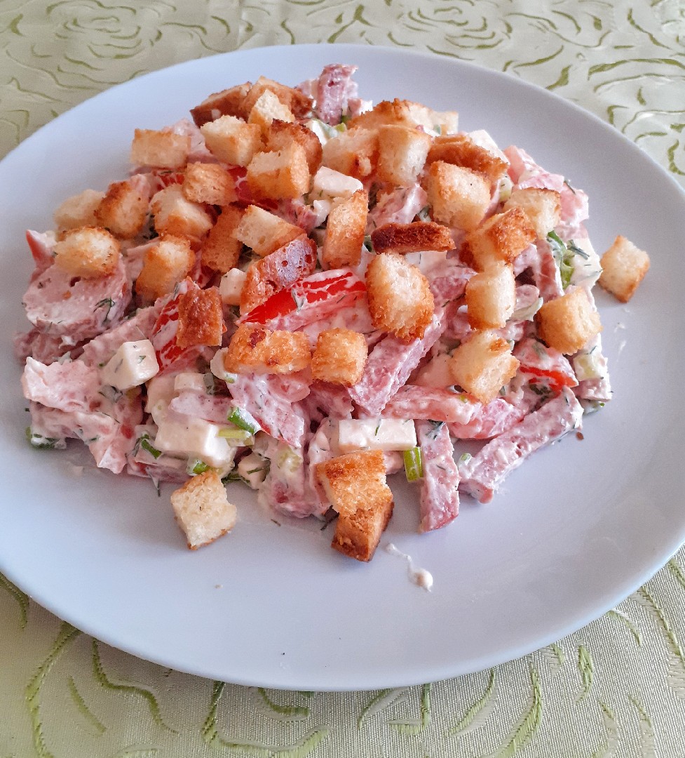 Баварский салат с копчёной колбасой и сухариками