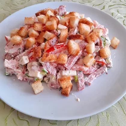 Баварский салат с копчёной колбасой и сухариками
