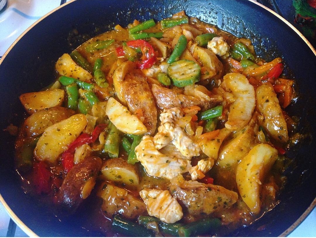 Цыпленок с овощами под соусом