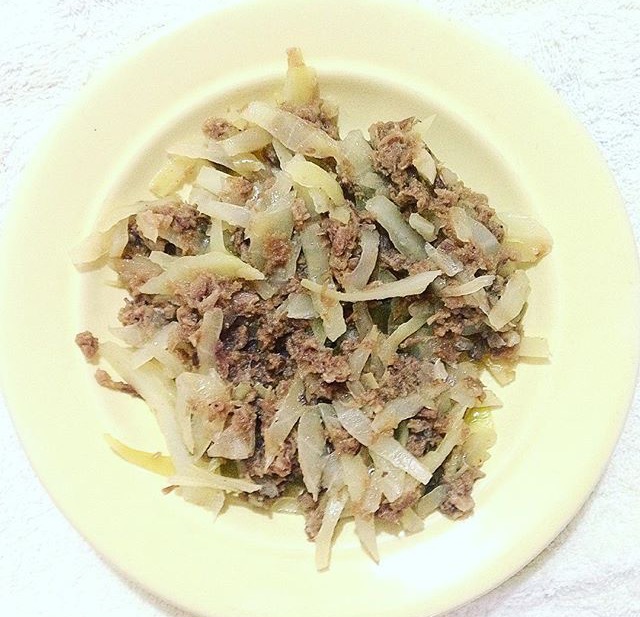 Тушёная капуста с мясом и картошкой: рецепт - Лайфхакер