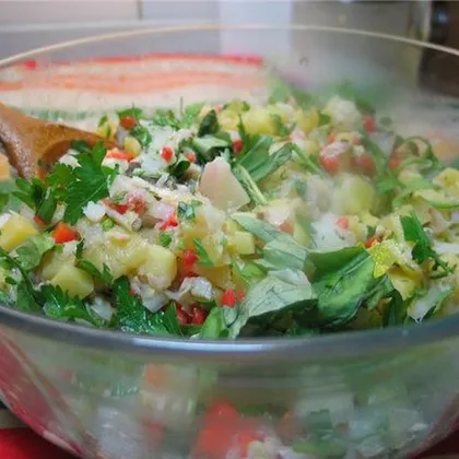 Салат из копченой рыбы с овощами