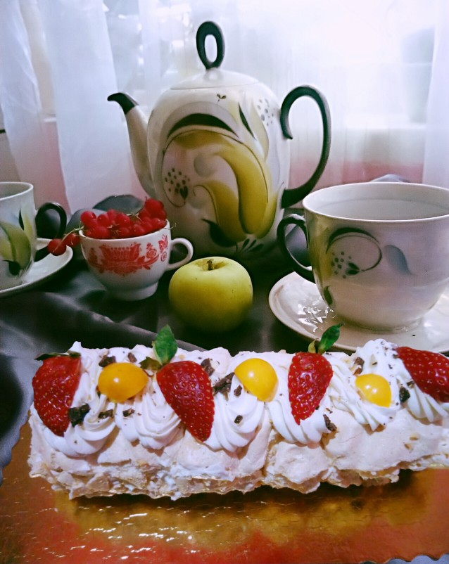 Меренговый рулет с клубникой