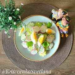 Салат с редисом, яйцом и огурцом
