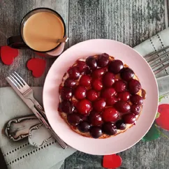 Овсяноблин с творожным сыром, алычей и карамельным соусом