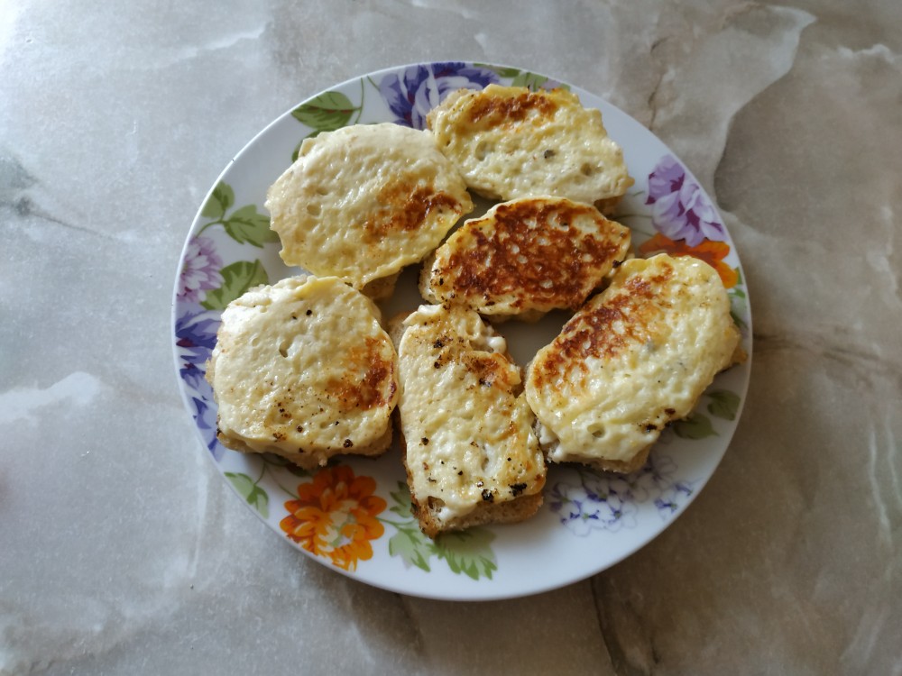 Горячие бутерброды с брынзой и яйцом