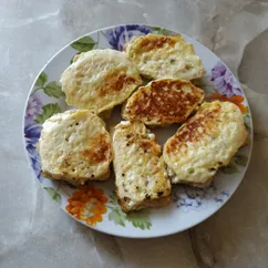 Горячие бутерброды с брынзой и яйцом